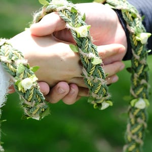 結婚式用のカスタム編み込みハンドファスティングコード、ムーンライトセージグリーンとゴールドのアクセント、エレガントなセレモニーコード