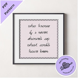 Könnte beinhalten: Ein gerahmtes Kreuzstichstück mit dem Zitat "who knows if I never showed up what could have been" in schwarzer Schrift auf hellrosa Hintergrund. Der Rahmen ist schwarz, und eine lila Ecke mit "PDF Pattern" befindet sich oben links.