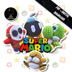 Può includere: Una collezione di personaggi di Super Mario all'uncinetto, tra cui Shy Guy, una Bob-omb, Yoshi e un Cheep Cheep, disposti attorno al logo di Super Mario. L'immagine include il testo "PDF • DOWNLOAD DIGITALE" e il logo di The Art Hollow.