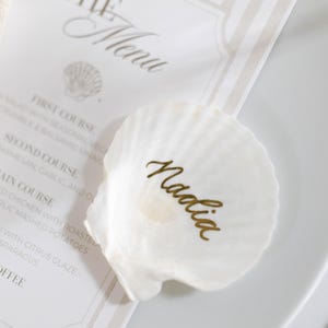 marque-place personnalisé coquillage | Marque-places coquillages avec inscription manuscrite | Marque-places personnels | Marque-places coquillage | Décoration de table de mariage | Mariage sur la plage