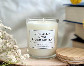 Vela de soja Boys of Tommen - Vela orgánica Bookish de 7 oz