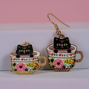 ティーカップに入った黒猫のイヤリング、花柄のカップに入った猫のイヤリング、気まぐれなティーキャットのイヤリング、彼女へのおかしなイヤリング、カップに入った猫のイヤリング
