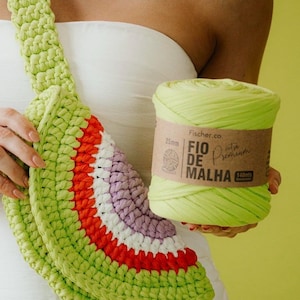May include: A crescent-shaped crochet bag featuring lime green, red, white, and light purple yarn, paired with a matching lime green skein of Fischer.co 25mm Fio de Malha extra premium yarn with a 140mts label.