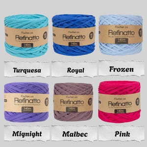 Peut inclure: Six bobines de fil Fischer.co Refinatto extra premium en turquoise, bleu royal, bleu clair, violet, mauve et rose. Chaque bobine porte une &eacute;tiquette en papier brun avec le texte Refinatto, 140m et 15mm, avec les noms des couleurs indiqu&eacute;s ci-dessous.