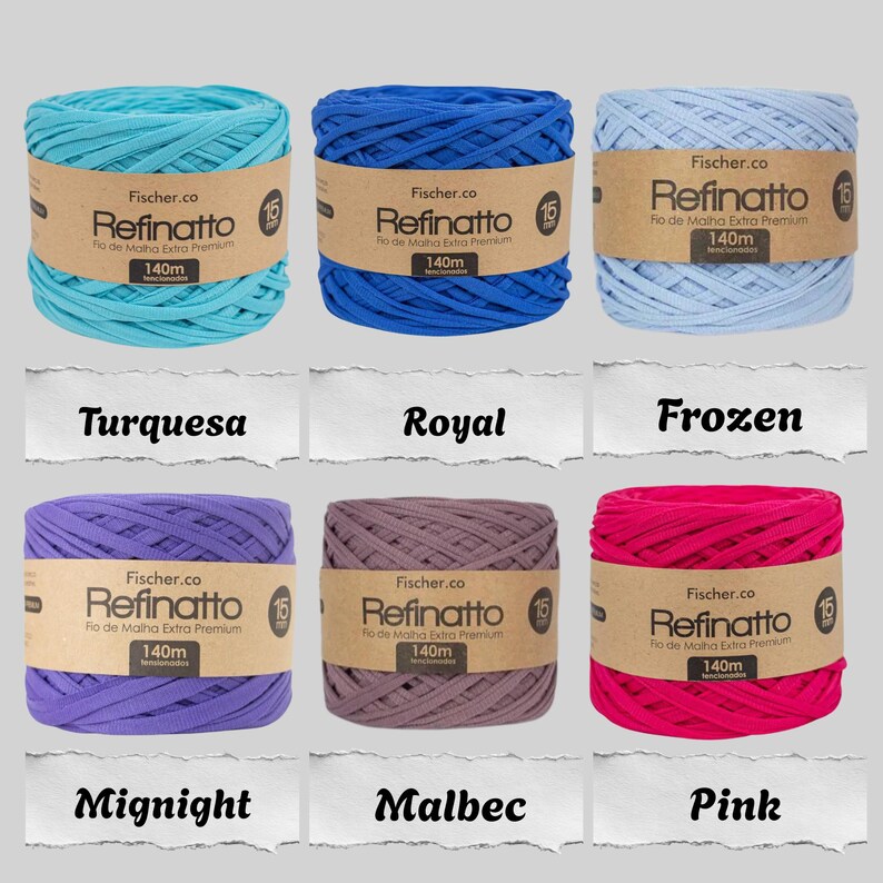 Peut inclure: Six bobines de fil Fischer.co Refinatto extra premium en turquoise, bleu royal, bleu clair, violet, mauve et rose. Chaque bobine porte une &eacute;tiquette en papier brun avec le texte Refinatto, 140m et 15mm, avec les noms des couleurs indiqu&eacute;s ci-dessous.
