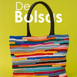 Peut inclure: Un sac cabas en fil crochet&eacute; multicolore avec des rayures horizontales bleues, orange, jaunes, roses, vertes et grises. Le sac poss&egrave;de deux anses noires et le texte blanc "De Bolsas" est imprim&eacute; dans le coin sup&eacute;rieur gauche de l'image.