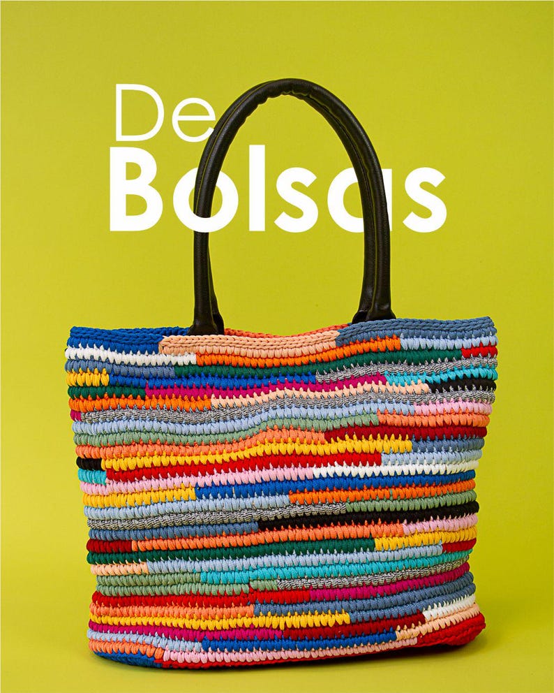 Peut inclure: Un sac cabas en fil crochet&eacute; multicolore avec des rayures horizontales bleues, orange, jaunes, roses, vertes et grises. Le sac poss&egrave;de deux anses noires et le texte blanc "De Bolsas" est imprim&eacute; dans le coin sup&eacute;rieur gauche de l'image.