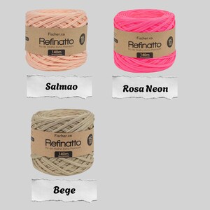 Peut inclure: Trois bobines de fil Fischer.co Refinatto en saumon, rose n&eacute;on et beige. Chaque bobine porte une &eacute;tiquette en papier brun avec le texte Refinatto, 140m et 15mm. Les &eacute;tiquettes indiquent les noms de couleur Salmao, Rosa Neon et Bege.