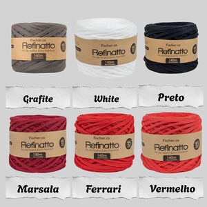 Peut inclure: Six bobines cylindriques de fil Refinatto dans les couleurs &eacute;tiquet&eacute;es Grafite, White, Preto, Marsala, Ferrari et Vermelho. Chaque bobine porte une bande en papier brun avec le texte Fischer.co, Refinatto, 140m et 15mm, indiquant l'&eacute;paisseur.