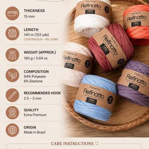Peut inclure: Six bobines de fil Refinatto en blanc, orange, rouge, rose clair, bleu et violet, accompagn&eacute;es de sp&eacute;cifications techniques indiquant une &eacute;paisseur de 15 mm, une longueur de 140 m, un poids de 160 g et une composition de 94% polyester et 6% &eacute;lasthanne.