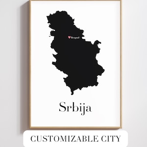Puede incluir: Impresión artística enmarcada con una silueta negra de Serbia sobre un fondo blanco. La palabra "Srbija" está debajo del mapa, con "CUSTOMIZABLE CITY" en una pancarta blanca. Un corazón rosa marca Belgrado.