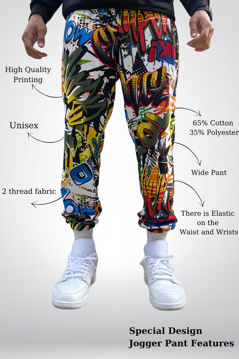 K&ouml;nnte beinhalten: Eine Jogginghose mit einem bunten Graffiti-Druck. Die Hose besteht aus 65% Baumwolle und 35% Polyester. Sie hat einen elastischen Bund und B&uuml;ndchen. Die Hose ist unisex und hat eine weite Beinweite.