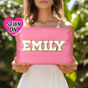 Bolsa de cosméticos XL personalizada con parches cosidos, bolsa de maquillaje personalizada de nailon con parche de letra inicial de chenilla, estuche de viaje extragrande, neceser con FPS