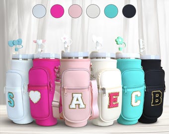 Puede incluir: Seis portavasos aislados con cubiertas de tela de diferentes colores y letras personalizadas. Cada portavasos tiene un bolsillo con cremallera y una correa para el hombro.