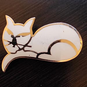 Elegant White & Gold Cat Pin – Cute Cat Brooch, Modern Cat Lover Accessory, Animal Enamel Pin, Gift for Cat Lovers, Unique Cat Jewelry