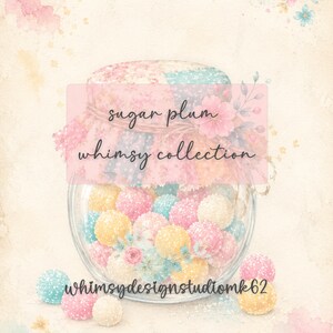 Könnte beinhalten: Ein klares Glasgefäß gefüllt mit pastellfarbenen Kugeln in Rosa, Gelb und Blau. Der Deckel ist mit einem floralen Stoff bedeckt, der mit einer Schnur zusammengebunden ist. Der Text lautet sugar plum whimsy collection und whimsydesignstudiomk62.