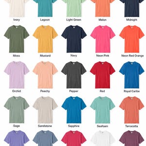 K&ouml;nnte beinhalten: Eine Comfort Colors 1717 Farbkarte mit sechsundzwanzig kurz&auml;rmeligen T-Shirts in verschiedenen Farbt&ouml;nen, darunter Elfenbein, Lagune, Hellgr&uuml;n, Melone, Mitternacht, Moos, Senf, Marineblau, Neonpink, Neonrot-Orange, Orchidee, Pfirsich, Pfeffer, Rot, Royal Caribe, Salbei, Sandstein, Saphir, Meerschaum, Terrakotta, Violett, verwaschenes Denim, Wassermelone, Wei&szlig;, Wein und Yamswurzel.