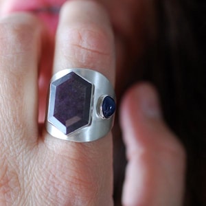 Anillo de rubí, zafiro y tanzanita en plata de ley, anillo de sello con piedras preciosas, joyería artesanal.