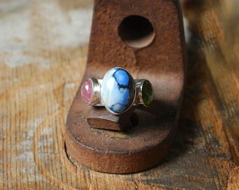 Anillo de claustro con turquesa lavanda, turmalina rosa y peridoto.
