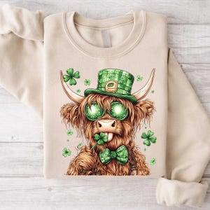 Highland Cow Saint Patrick&#39;s Day Sweatshirt, Howdy St. Patricks Sweater, Green Bow and Shamrock Highland Cow Hoodie, St Patty&#39;s Gift