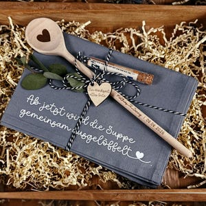 Personalisiertes Hochzeitsgeschenk Set mit Kochlöffel & Geschirrtuch | Geschenk zur Hochzeit | Individuell graviert | Geschenkidee Hochzeit