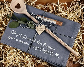 Personalisiertes Hochzeitsgeschenk Set mit Kochlöffel & Geschirrtuch | Geschenk zur Hochzeit | Individuell graviert | Geschenkidee Hochzeit