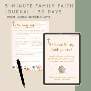 Puede incluir: Un diario de fe familiar de 5 minutos para 30 días, presentado como plantilla digital en una tableta y una página impresa. El diseño incluye un icono de cruz, una ilustración de casa, detalles florales y el texto "As for me and my house, we will serve the Lord". Un bolígrafo negro se sitúa en primer plano.