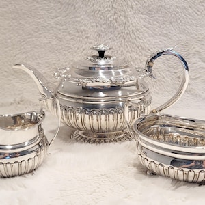 Edwardian sterling silver three piece tea service - James Deakin & Sons, Sheffield - 1078g sterling silver Reference No.: SS037