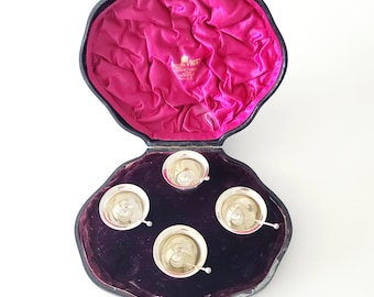 Juego de saleros de plata esterlina Mappin & Webb de 1901 con cucharas • Sellos distintivos de Londres • Época victoriana-eduardiana • Estuche original n.° SS136