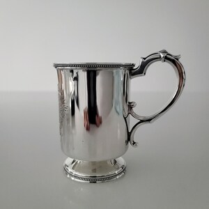 Taza victoriana de plata de ley: 1883, George Unite, Jubileo de la Reina Victoria. N.° SS030 imagen 5