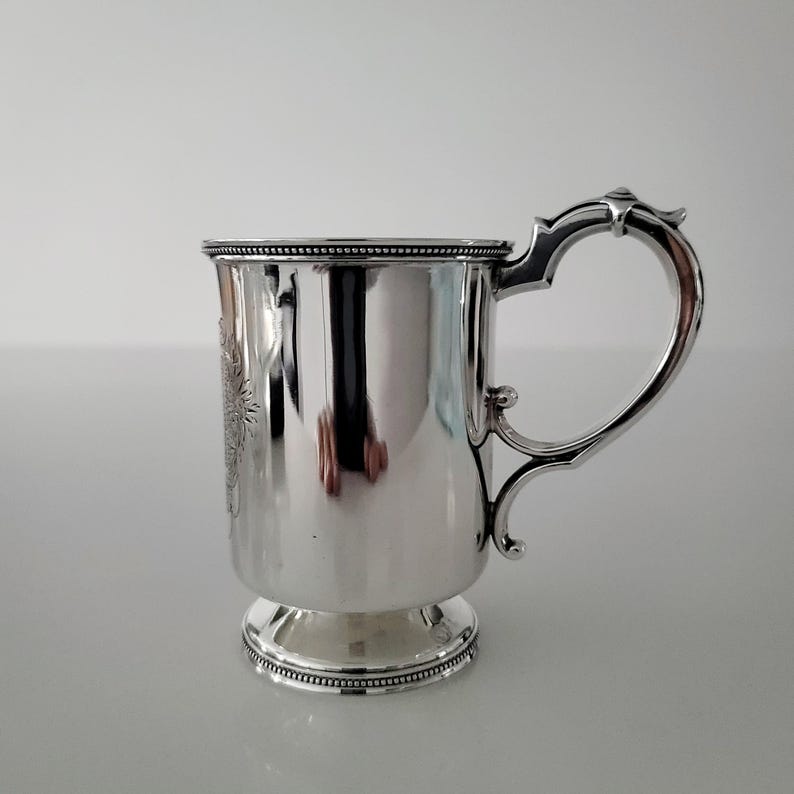 Taza victoriana de plata de ley: 1883, George Unite, Jubileo de la Reina Victoria. N.° SS030 imagen 5