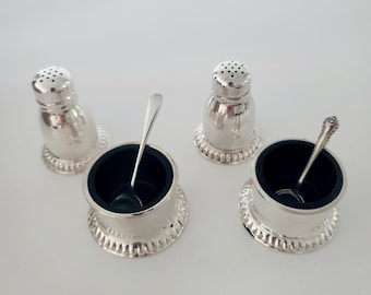 Birks, famosa marca canadiense, juego de salero y mostaza de plata de ley con revestimiento de cristal azul cobalto. N.° SS081