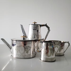 Elkington & Co., inventores británicos de la galvanoplastia, servicio de té y café plateado victoriano, 1888. Número de referencia: DS040