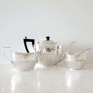 Antico set da tè in argento sterling Canadian Birks - 3 pezzi - motivo a coste - 702 g - metà del XX secolo - n.: SS043