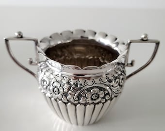 Azucarero antiguo de plata de ley: diseño floral repujado eduardiano, Birmingham, 1901, n.º SS096