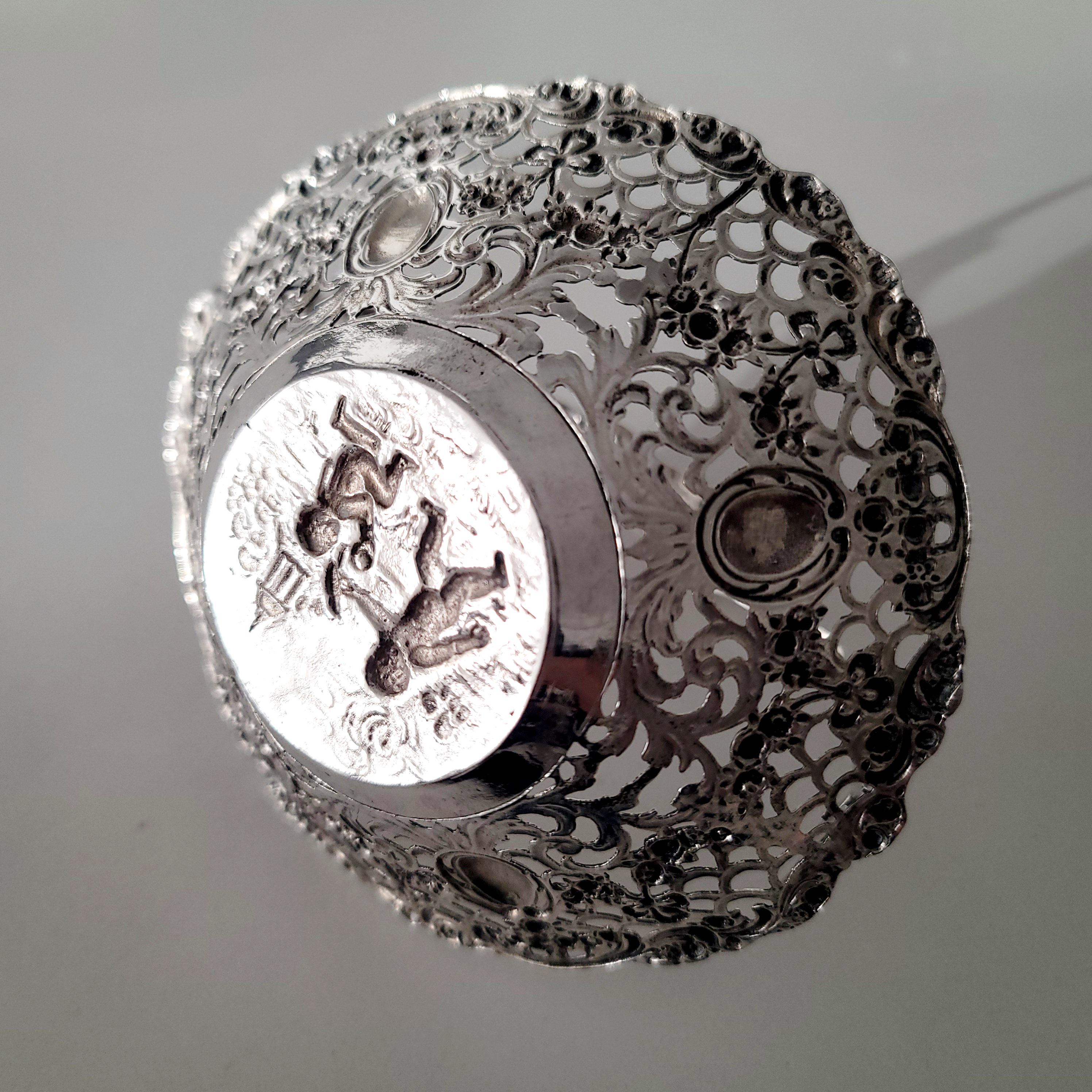 アンティークドイツ製800シルバー製ピアスバスケット（天使の場面付き