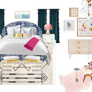 Könnte beinhalten: Ein Schlafzimmer mit einem blauen und weißen gemusterten Kopfteil, weißen Bettwäsche, einer rosa Wolldecke und zwei goldenen Hockern. Der Raum hat blaugrüne Vorhänge mit Quasten, eine weiße Kommode mit einer rosa Lampe und einen weißen Teppich mit schwarzen und weißen geometrischen Mustern. Die Wand hat einen gerahmten Druck mit bunten abstrakten Formen.