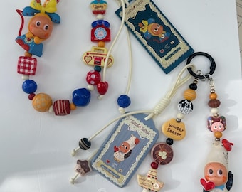 Llavero con dije para teléfono estilo retro hecho a mano con cuentas / Correa con dije de muñeca maximalista / Dije para bolso con cuentas de madera coloridas / Estética Y2K / Ki.rara