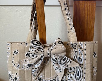 Bolso tote tipo bandana color canela con lazo extraíble, bolso de vaquera estilo western acolchado, bolso tote con estampado paisley hecho a mano.