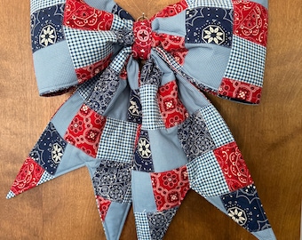 Gran lazo patriótico acolchado – Decoración de puerta americana en rojo, blanco y azul – Lazo de patchwork hecho a mano 20 x 25 x 4