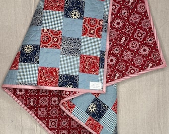 Manta infantil Americana Bandana / Manta de patchwork roja, blanca y azul / Manta de guardería hecha a mano / Regalo de estilo rústico para bebé / 44 x 44