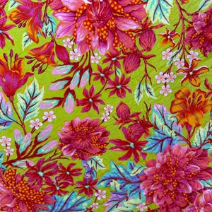 Puede incluir: Un vibrante estampado floral con grandes flores estilizadas en tonos rosa, rojo y naranja sobre un fondo verde brillante. El dise&ntilde;o incluye hojas detalladas en verde azulado y blanco, creando un textil animado.