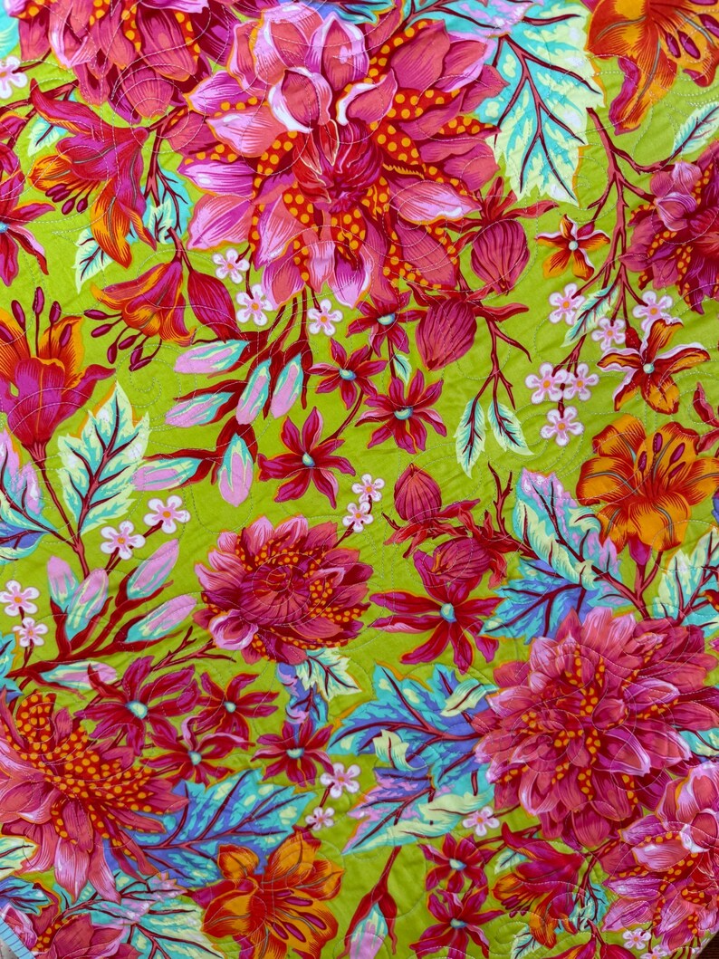 Puede incluir: Un vibrante estampado floral con grandes flores estilizadas en tonos rosa, rojo y naranja sobre un fondo verde brillante. El dise&ntilde;o incluye hojas detalladas en verde azulado y blanco, creando un textil animado.