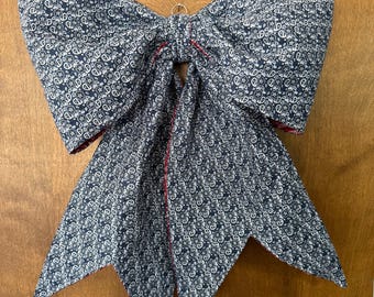 Lazo grande acolchado reversible, decoración de puerta con pañuelo azul marino y rojo, lazo estilo granja americana, lazo de tela patriótico hecho a mano