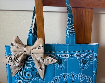 Bolso tote tipo bandana azul turquesa con lazo marrón claro extraíble, bolso vaquero occidental acolchado, bolso tote Paisley hecho a mano