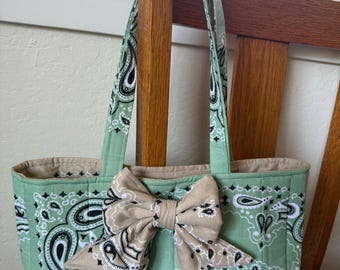 Bolso tote tipo bandana verde salvia con lazo desmontable color canela, bolso de vaquera occidental acolchado, bolso tote Paisley hecho a mano