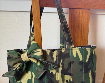 Bolso de mano acolchado con estampado de camuflaje y lazo extraíble, bolso de camuflaje, bolso de mano artesanal de inspiración militar, regalo de caza para ella.