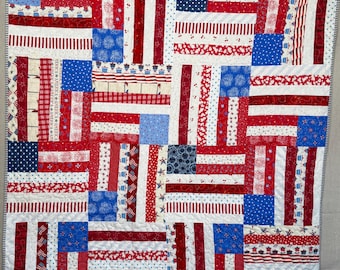 Edredón patriótico / Edredón de retazos rojo, blanco y azul / Decoración infantil americana / Edredón hecho a mano en EE. UU. / Edredón para regazo de niño pequeño de 48x48 pulgadas