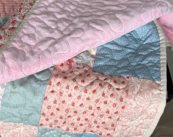 Edredón de patchwork estilo shabby chic – Manta hecha a mano de 55x70 cm con reverso de tela minky rosa.