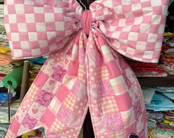 Lazo grande acolchado rosa, decoración de puerta con estampado de tablero de ajedrez rosa, lazo de pared para habitación de niña, decoración de guardería estilo cottagecore, lazo de tela hecho a mano